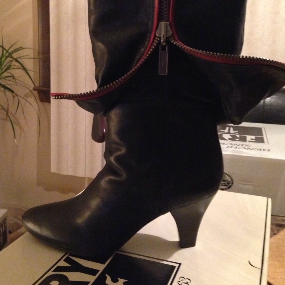 Frye boots. Dannika piping zip boot Size 9. - Picture 2 of 7